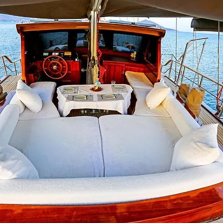 بوتيل Luxury Boat In Marina *