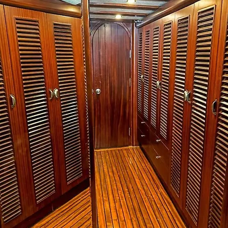 Luxury Boat In Marina بوتيل *