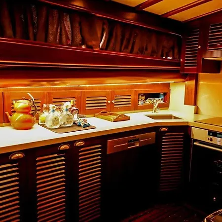 بوتيل Luxury Boat In Marina بودروم