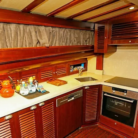 بوتيل Luxury Boat In Marina بودروم