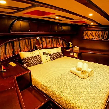 Luxury Boat In Marina بوتيل