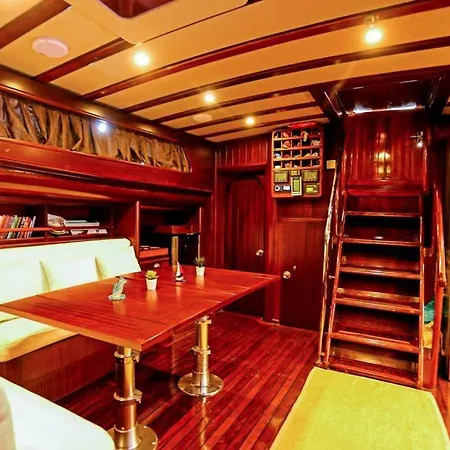 Luxury Boat In Marina Πλωτό κατάλυμα