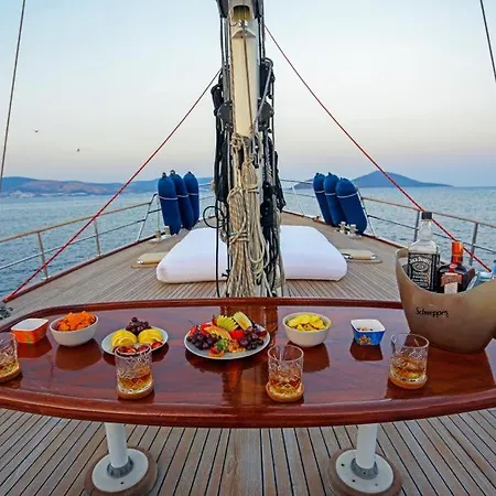 Luxury Boat In Marina Πλωτό κατάλυμα Αλικαρνασσός