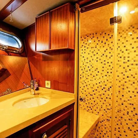 Luxury Boat In Marina Πλωτό κατάλυμα *