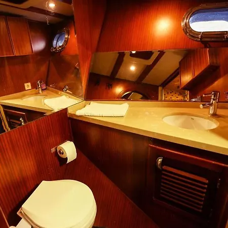 Luxury Boat In Marina Πλωτό κατάλυμα