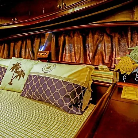 Πλωτό κατάλυμα Luxury Boat In Marina *